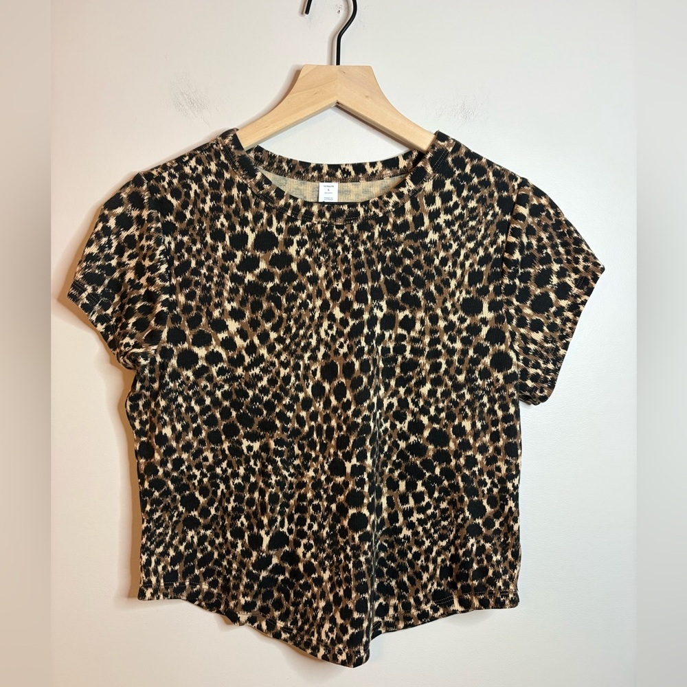 Women’s Old Navy Ultra-Lite Active short sleeve top size L leopard print